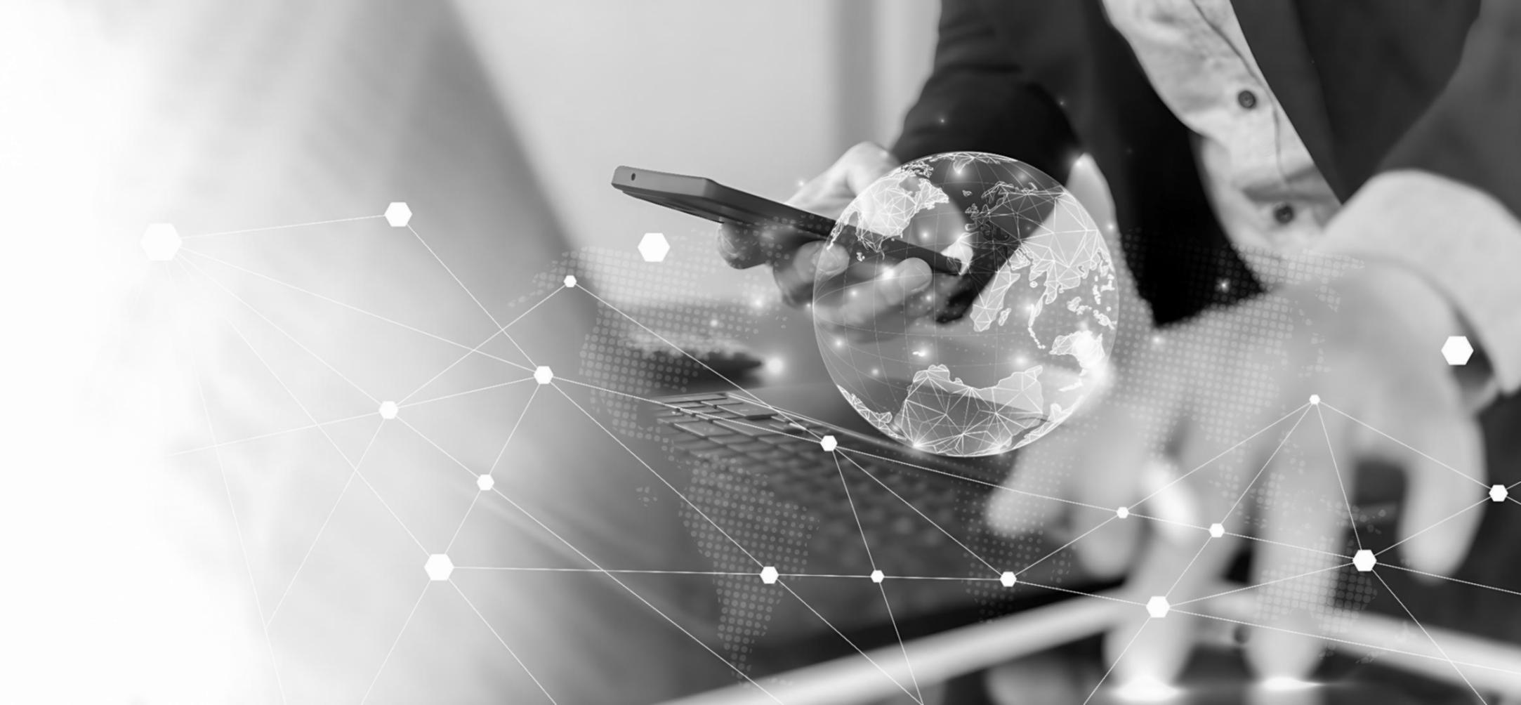 Profesionales analizando datos de seguros en tiempo real